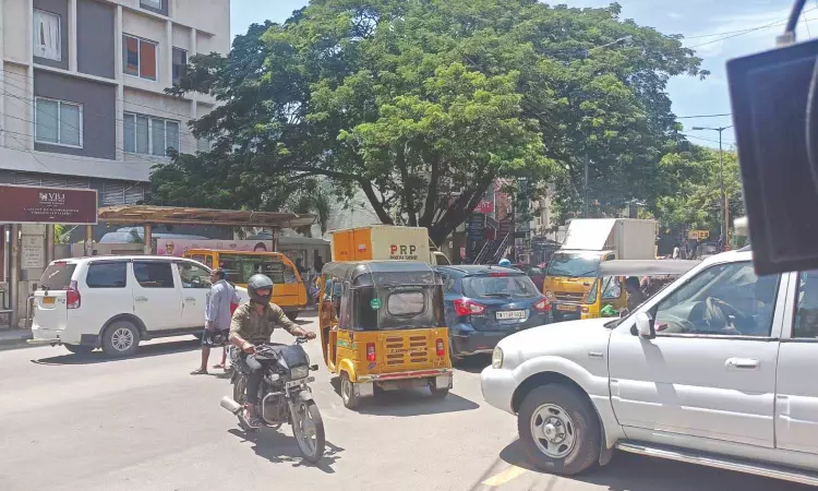 Citizen Connect: Pedestrians suffer as traffic signal never blinks at Mehta Nagar junction Citizen Connect: Pedestrians suffer as traffic signal never blinks at Mehta Nagar junction