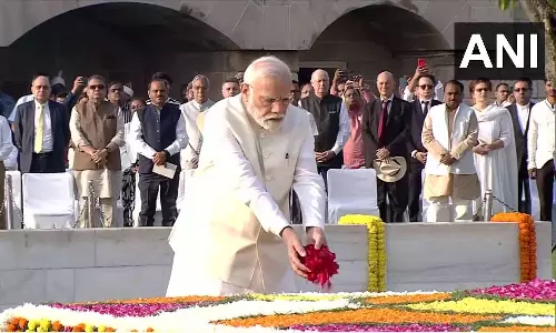 Modi pays tribute to Mahatma Gandhi at Rajghat