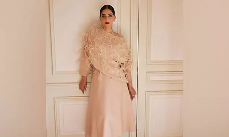 Sonam Kapoor makes stylish appearance at Paris Fashion Week