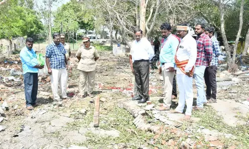 Mayiladuthurai Collector visits cracker blast spot, injured
