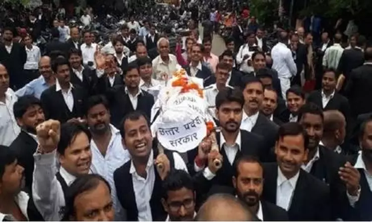 Old video of Prayagraj lawyers shared with false claim