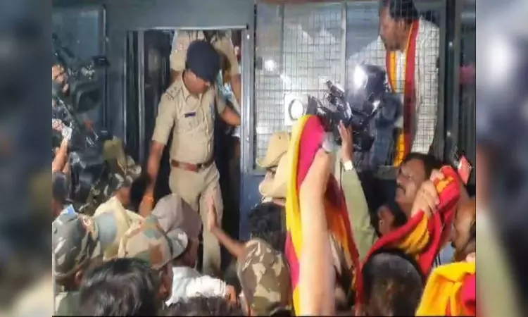 Ktaka: Police detains members of pro-Kannada organisations protesting over Cauvery issue Ktaka: Police detains members of pro-Kannada organisations protesting over Cauvery issue