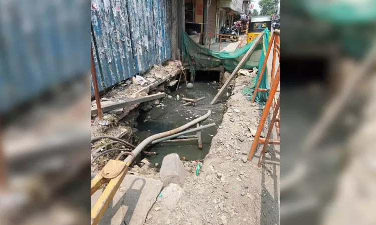Sewage overflows, let into SWD; residents of Perambur Barracks Road irked Sewage overflows, let into SWD; residents of Perambur Barracks Road irked