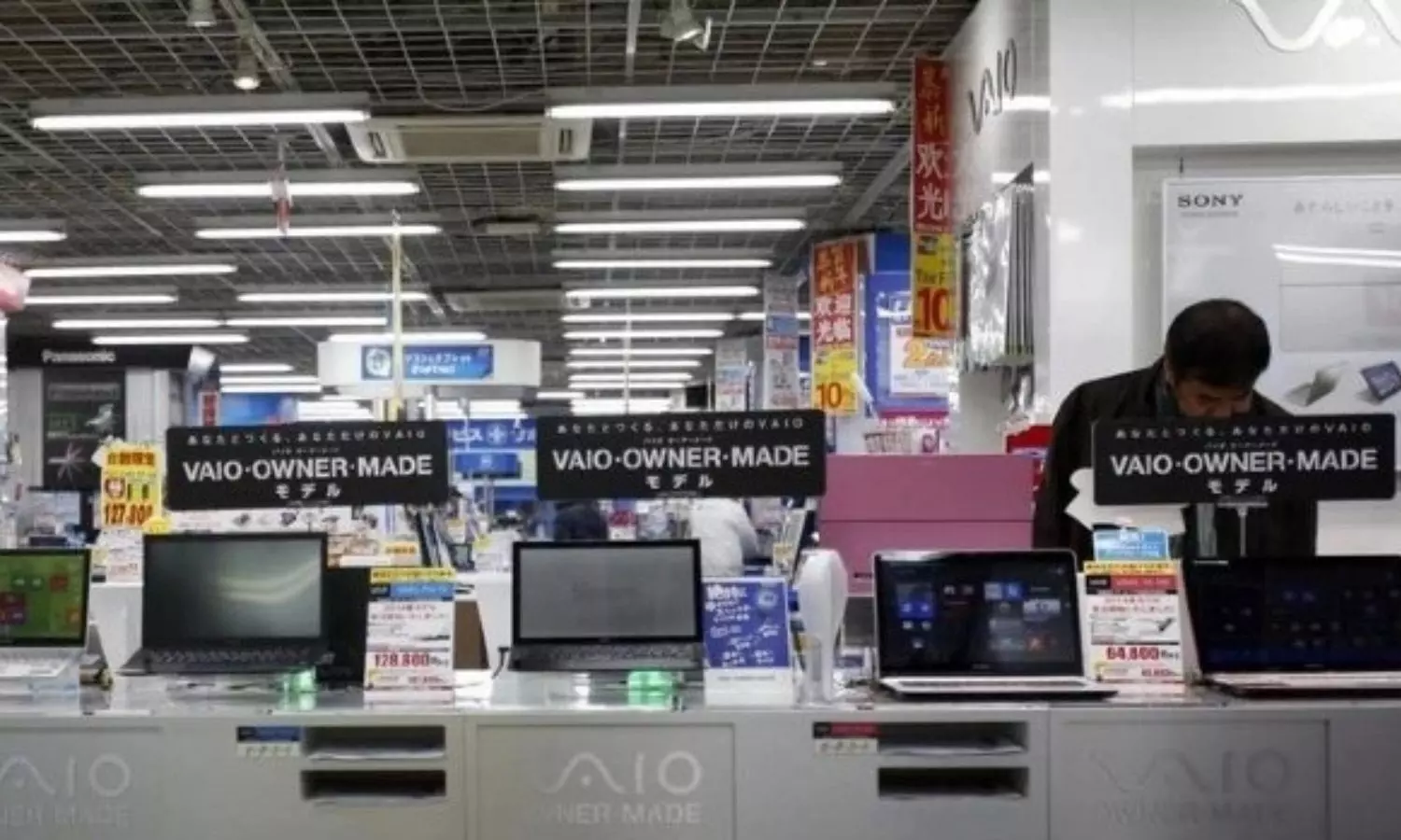 Global PC shipments decline in Q3, sector recovery slow