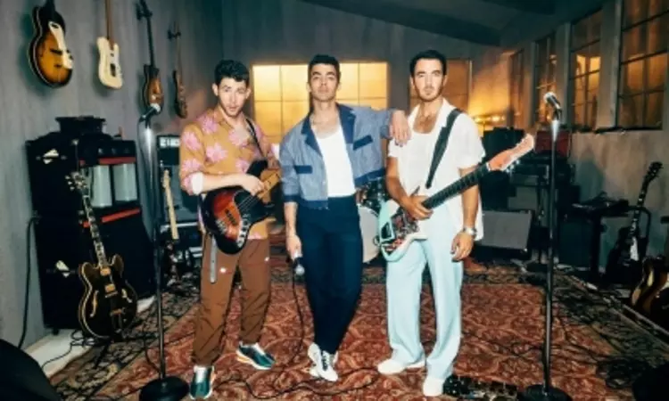 Jonas Brothers belt out classic Eagles track with their dad on stage