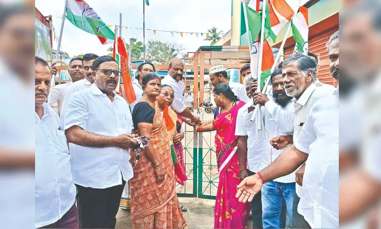 Tiruchy Congress cadre lock party office protesting against MP Tiruchy Congress cadre lock party office protesting against MP