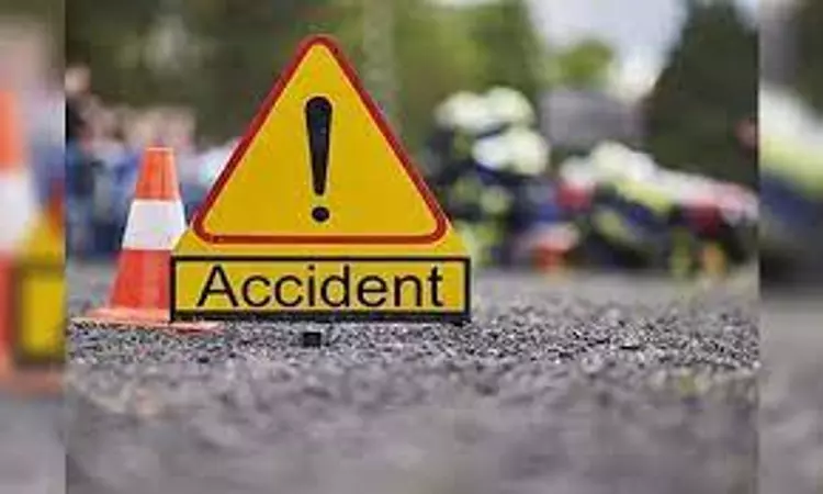 5 injured after tourist van loses control, rams tree near Coonoor 5 injured after tourist van loses control, rams tree near Coonoor