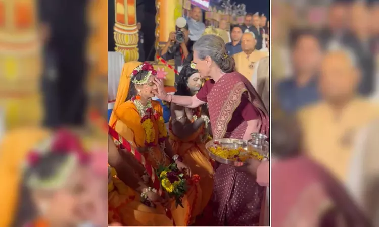 Sonia Gandhi participates in Dussehra celebrations at Red Fort Sonia Gandhi participates in Dussehra celebrations at Red Fort