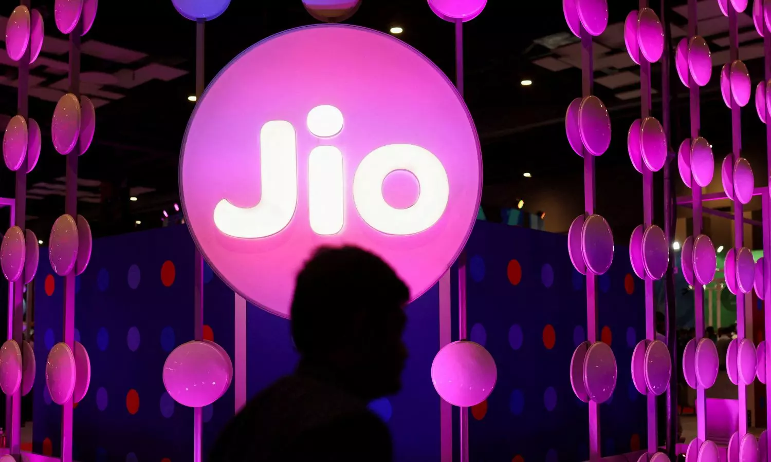 Jio adds 31.6 L users in Oct; VIL loses 20.4 L Jio adds 31.6 L users in Oct; VIL loses 20.4 L