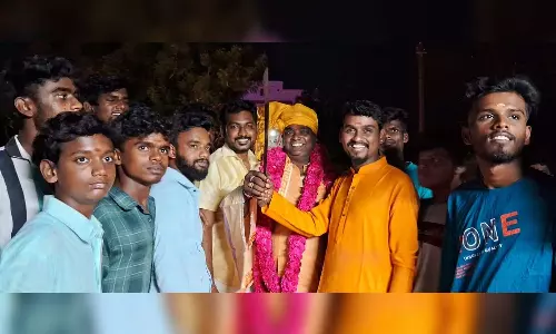 Hindu Peravai member held for cutting b’day cake with machete in Thanjavur Hindu Peravai member held for cutting b’day cake with machete in Thanjavur