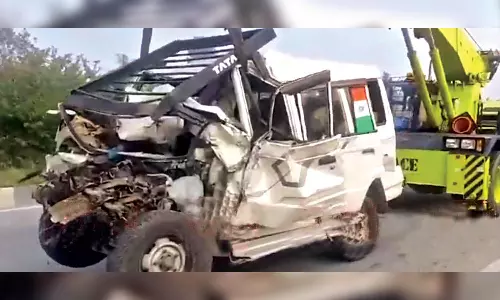 13 killed as SUV rams tanker in Karnataka