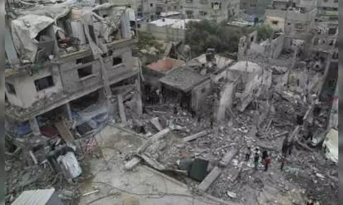 Gaza: Thousands break into aid warehouses as desperation grows