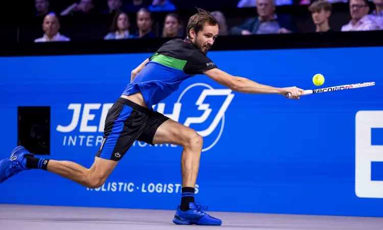 Medvedev beats Tsitsipas to enter Vienna final Medvedev beats Tsitsipas to enter Vienna final