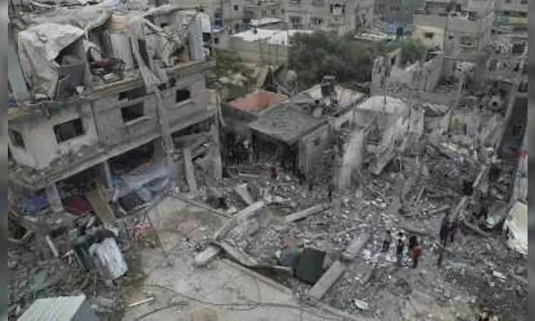 Gaza: Thousands break into aid warehouses as desperation grows