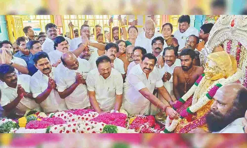 EPS pays tributes to Thevar;‘rivals’ raise slogans