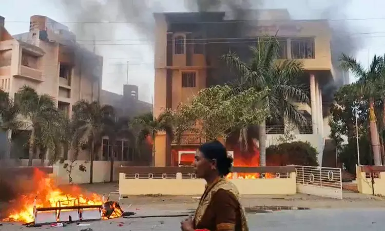 Maratha quota stir: MLAs face ire of protesters, 2 Sena MPs quit; govt to talk to activist Maratha quota stir: MLAs face ire of protesters, 2 Sena MPs quit; govt to talk to activist