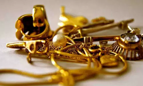 Woman conned by another, loses gold and cell phone