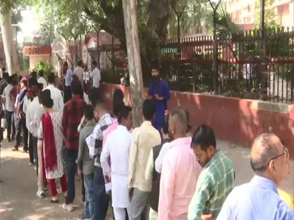 Long queue outside RBI Chandigarh branch to deposit, exchange Rs 2,000 notes