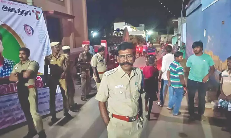 SSI escapes bid on life by sand smugglers near Gudiyattam