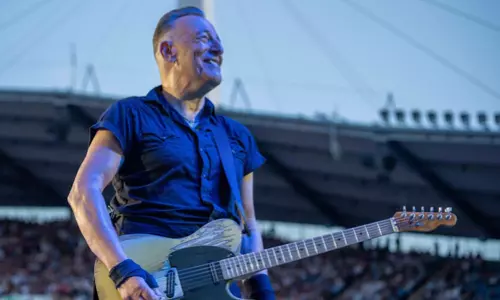 Bruce Springsteen is in great shape while recovering from peptic ulcer Bruce Springsteen is in great shape while recovering from peptic ulcer