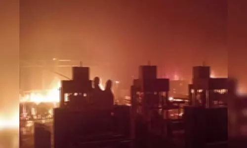 Gujarat: A massive fire broke out in tissue paper factory in Valsad