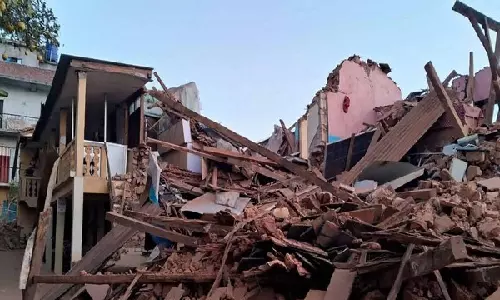 Nepal earthquake victims struggle to stay warm as mercury drops