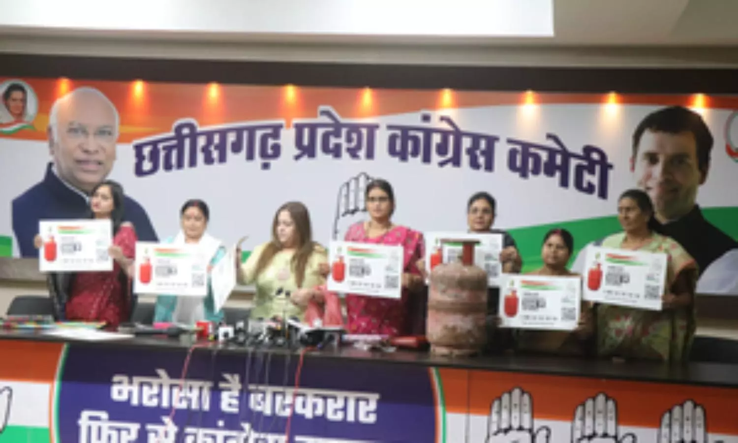 If voted to power, will provide LPG cylinder for Rs 474 in Chhattisgarh: Congress