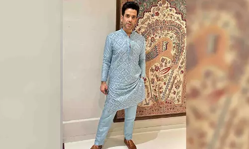 Tusshar drops pictures from Ramesh Tauranis Diwali bash, pics inside Tusshar drops pictures from Ramesh Tauranis Diwali bash, pics inside