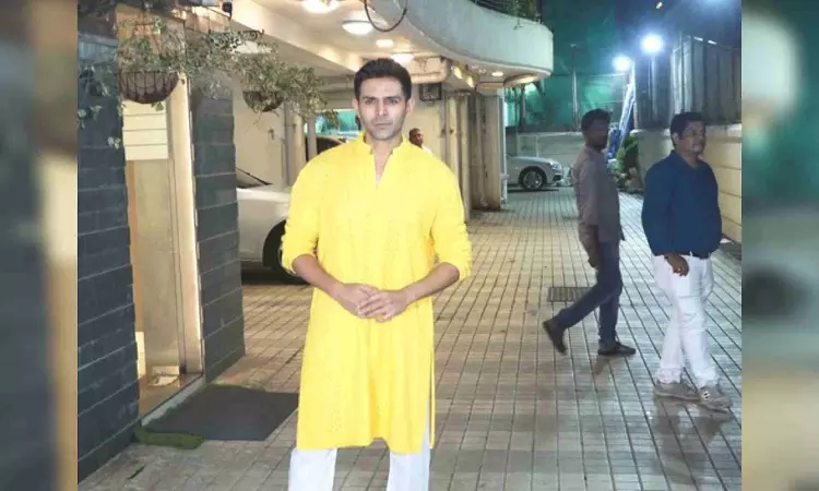 Kartik Aaryan effortlessly slays desi look at Sara Ali Khans Diwali bash