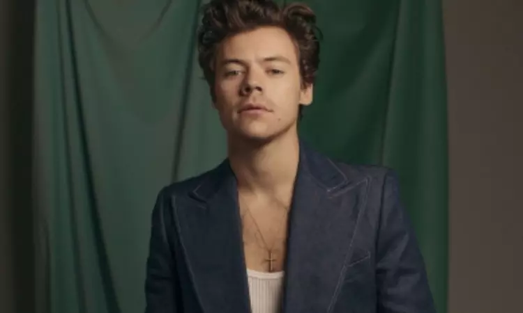 Harry Styles enjoys dip with new girlfriend Taylor Russell in London Harry Styles enjoys dip with new girlfriend Taylor Russell in London
