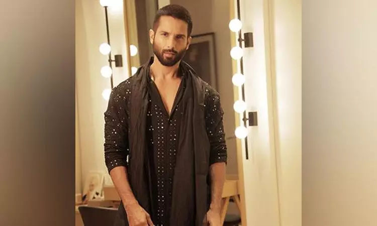 Shahid Kapoor in mauja hi mauja mood as he poses for Diwali pictures Shahid Kapoor in mauja hi mauja mood as he poses for Diwali pictures