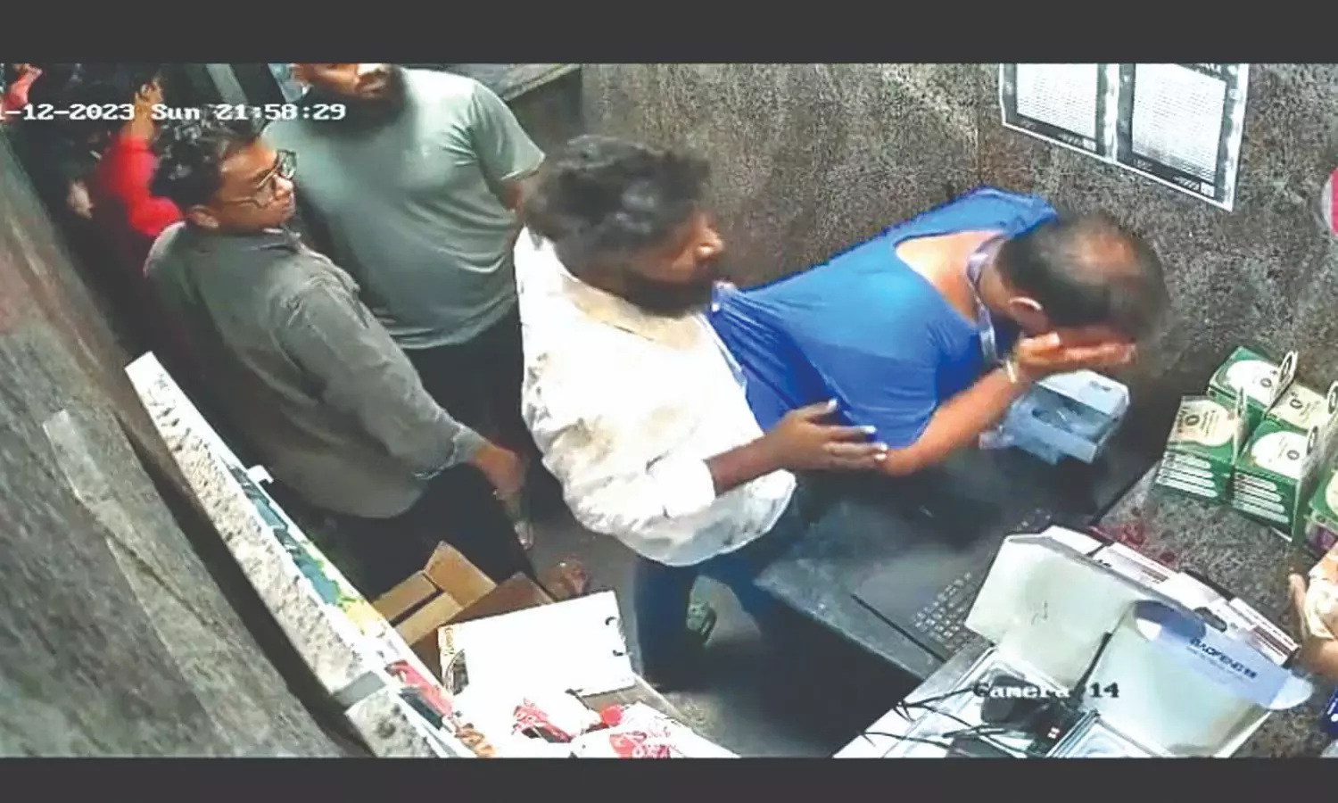 Gang of 4 assaults employee in juice shop