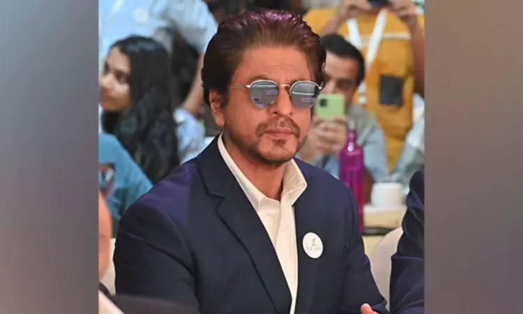 SRK looks dapper in blue suit at event in Delhi SRK looks dapper in blue suit at event in Delhi