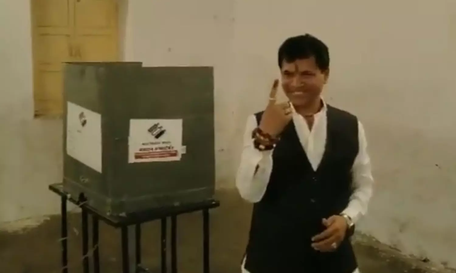 Union Minister Kailash Choudhary casts his vote at... ... Rajasthan Assembly elections 2023 live: Polling ends, 74.13% voter turnout recorded, as per ECI Union Minister Kailash Choudhary casts his vote at... ... Rajasthan Assembly elections 2023 live: Polling ends, 74.13% voter turnout recorded, as per ECI