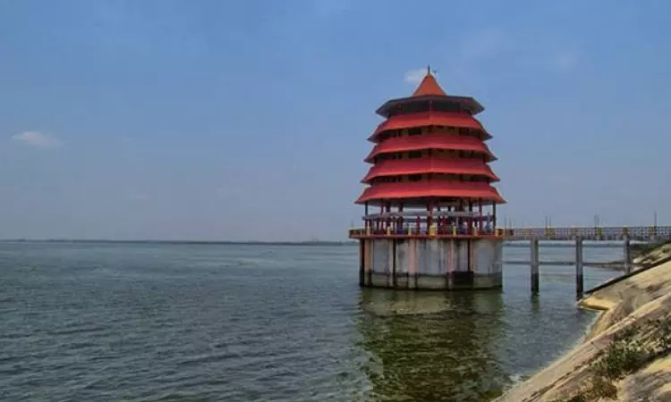 Flood warning issued to low-lying areas after 200 cusecs of water released from Chembarambakkam Lake Flood warning issued to low-lying areas after 200 cusecs of water released from Chembarambakkam Lake