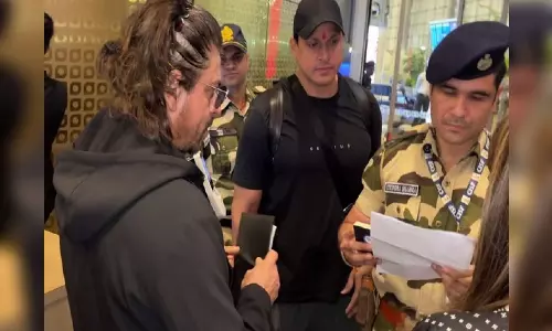 SRK patiently waits for security check at Mumbai airport, video goes viral SRK patiently waits for security check at Mumbai airport, video goes viral
