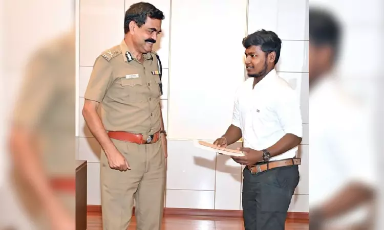 Auto driver traces passengers through app, returns bag