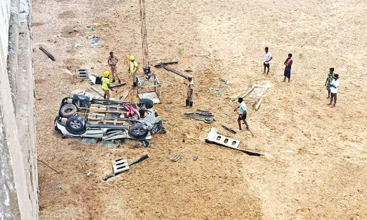 Kerala couple dies after car falls 50-ft into Kollidam river Kerala couple dies after car falls 50-ft into Kollidam river