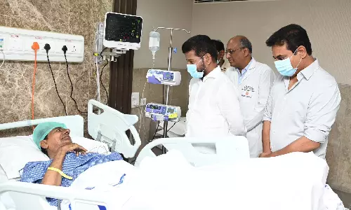 Tgana CM Revanth Reddy meeting BRS chief K Chandrasekhar Rao at Yashoda Hospital.