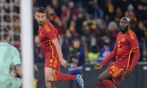 Lukaku sees red, 9-man Roma hold Fiorentina in Serie A