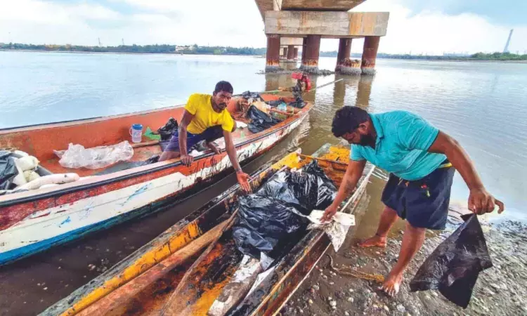 Ennore oil spill: Activist condemns TN govt for engaging fishermen in cleanup without protection