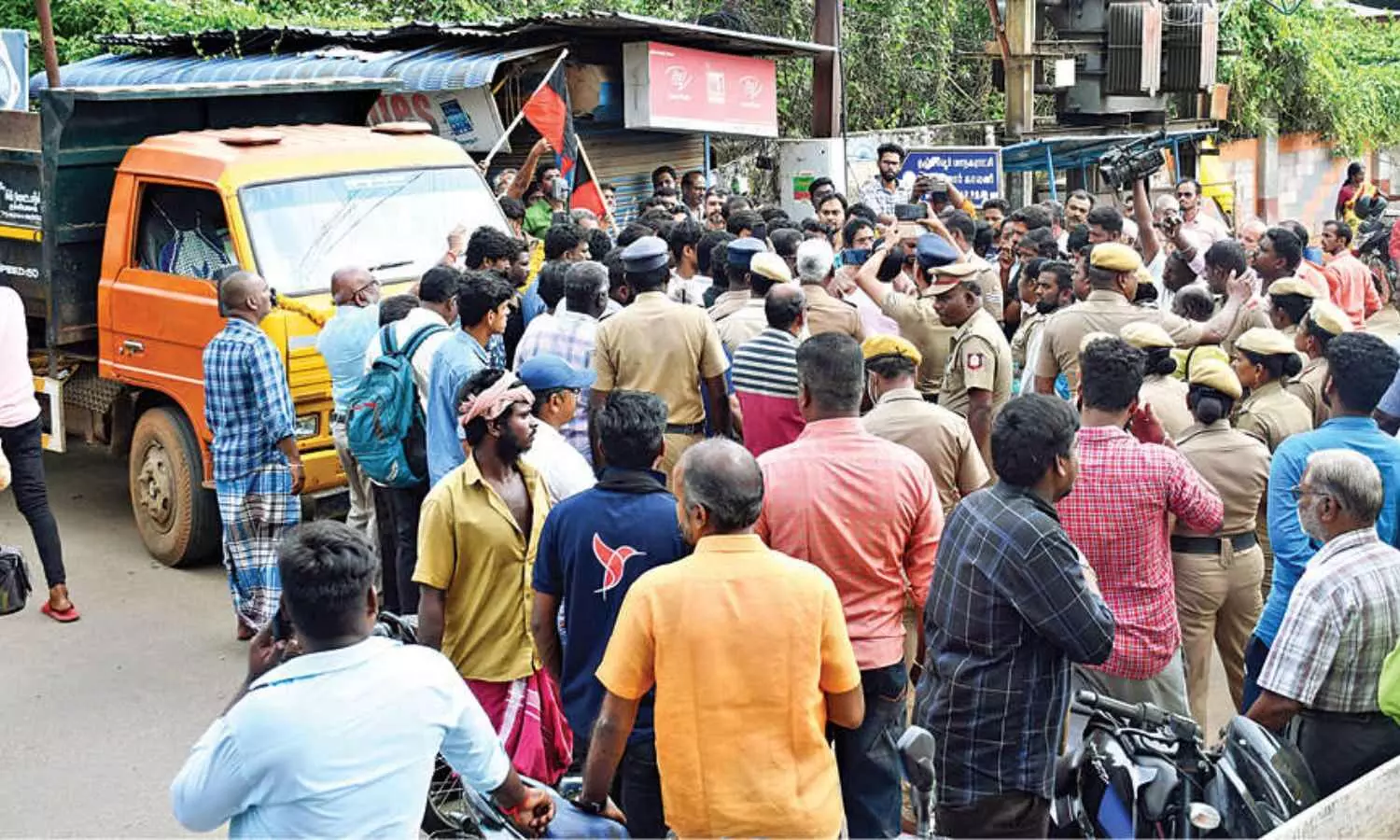 High drama as civic officials attempt to evict encroachment at Azhagi Kulam