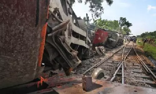 Train derailment in Bangladesh leaves 1 dead