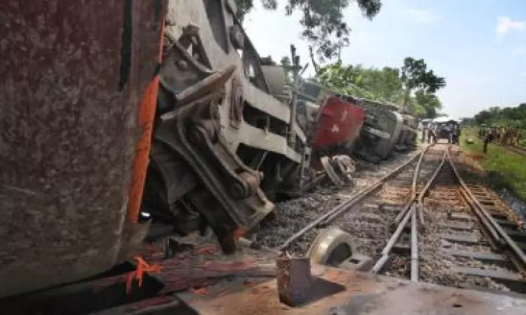 Train derailment in Bangladesh leaves 1 dead