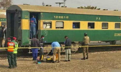 Bomb found in train at Karachi station