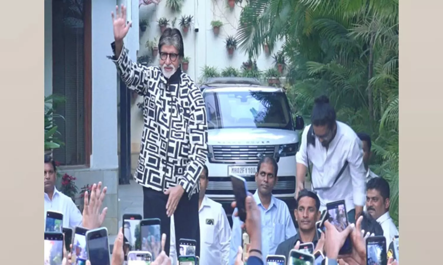 Pictures from Amitabh Bachchans customary Sunday meet with fans  Read more At: