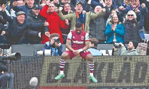 West Ham leaves United in deep waters