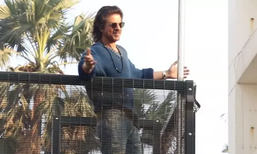 Amid Dunki success, SRK greets fans outside Mannat