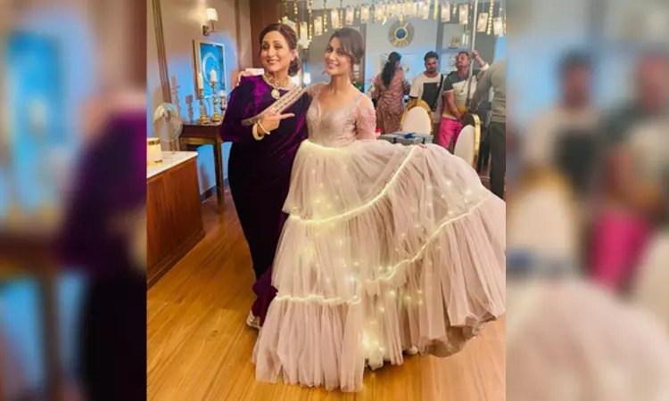 Sriti Jha turns mannequin, dazzles in gown bedecked with lights Sriti Jha turns mannequin, dazzles in gown bedecked with lights