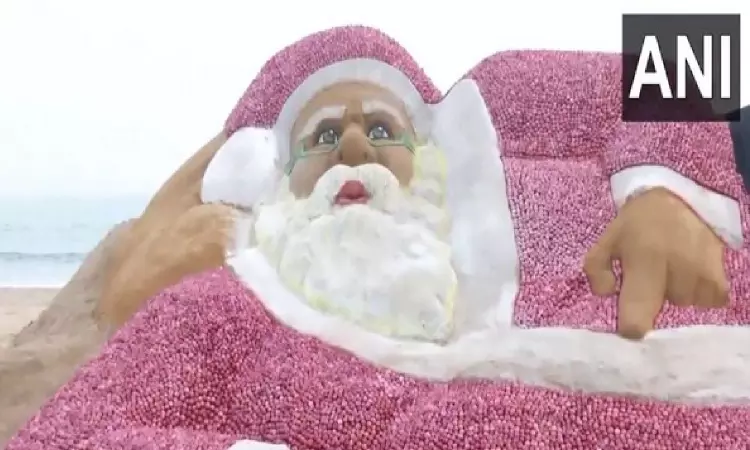 Sand artist creates Santa Claus with onions and sand with message Gift a Plant, Green the Earth Sand artist creates Santa Claus with onions and sand with message Gift a Plant, Green the Earth